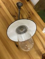 Stalllampen, Lampen