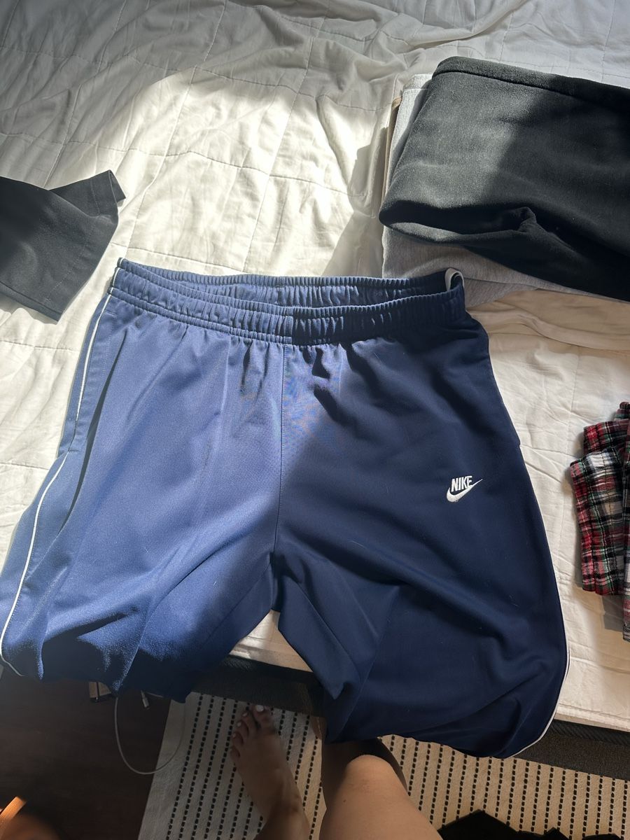 Nike Hosen: Nike Trainingshose dunkelblau – Gebraucht aus Grafstal von jes_t6s7 1