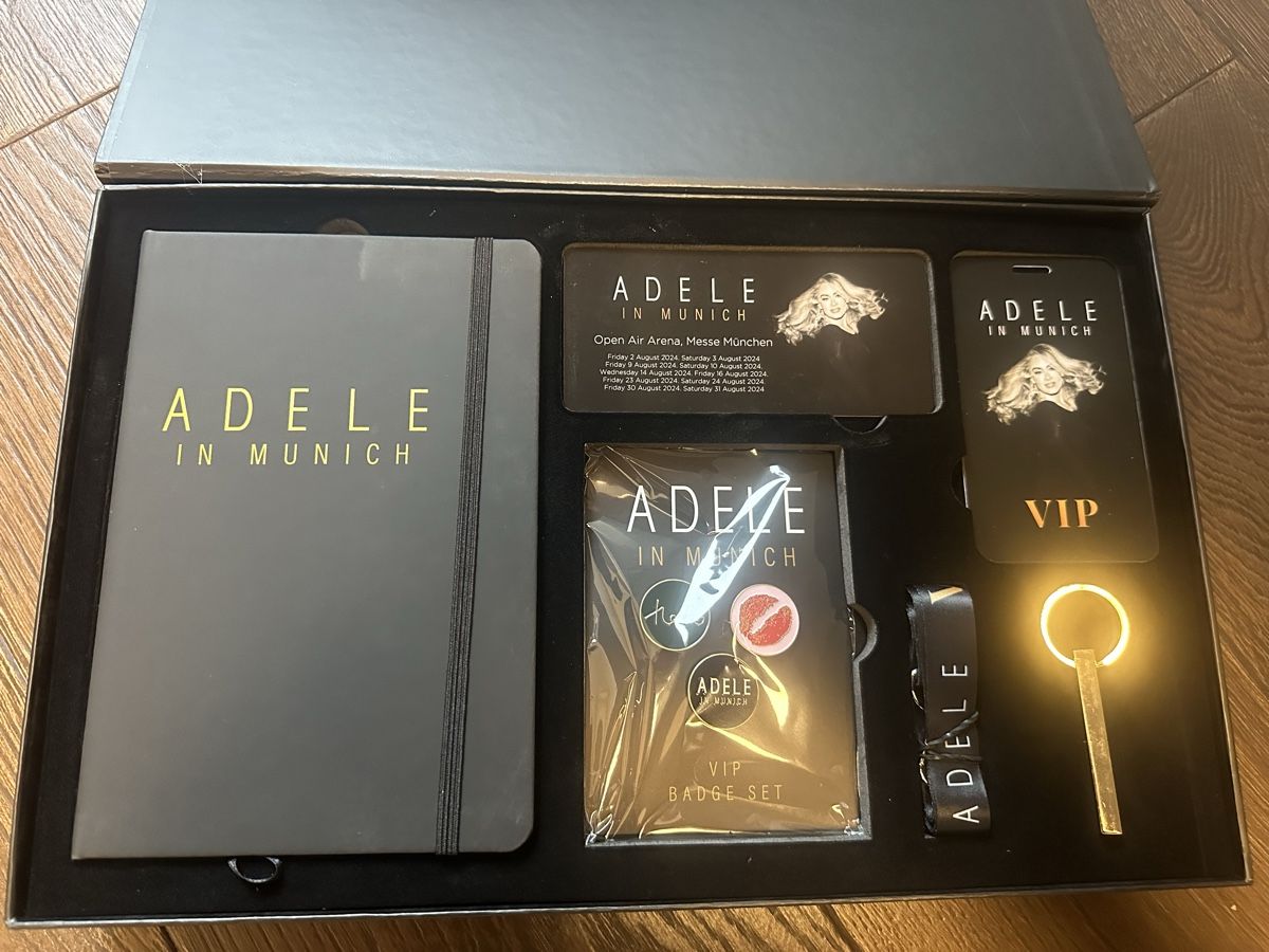 Tutte le decorazioni: Adele in Munich VIP Box – Nuovo e nell'imballaggio originale da Büren SO venduto da Nico59 1