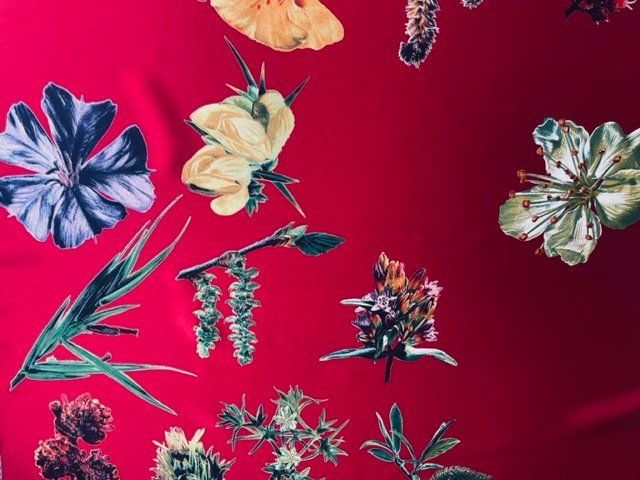 Fabric Frontline Foulards, Tücher & Schals: Seidenschal Fabric Frontline – Neu (gemäss Beschreibung) aus Zürich von Poppy108 5