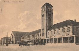 Basel Bahnhof Oldtimer streicheln