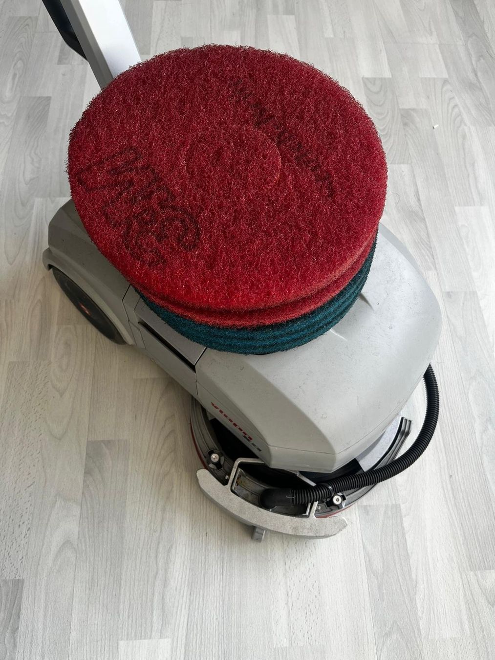 Tutte le macchine: Comac Vispa XS Handgeführte Scheuersaugmaschine – Usato da Luzern venduto da ORISONO 2