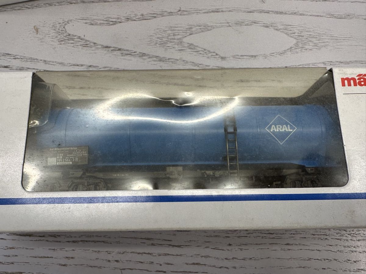 Märklin Modelleisenbahnen: Märklin 4752 Aral Kesselwagen – Gebraucht aus Lupsingen von New-Haven