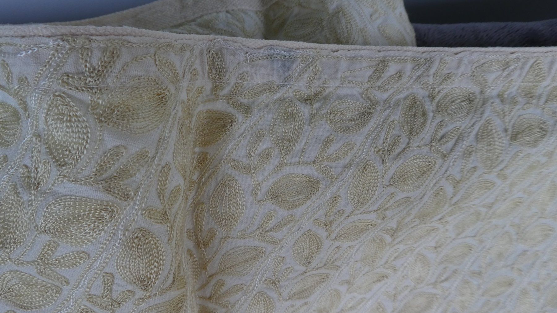 Tessuti: älteres Stoffstück mit Blumenmuster creme/beige – Usato da Diessenhofen venduto da Hundeseele 4