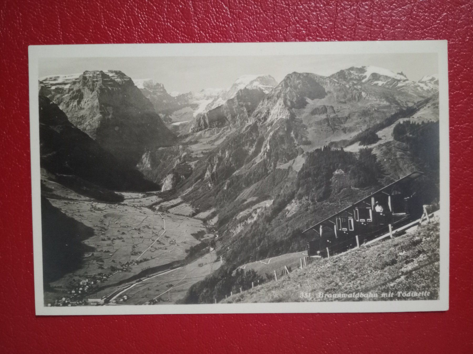 Ansichtskarten: Panorama s/w Karte Braunwald mit Bergbahn – Gebraucht aus Küttigen von Melisch1000