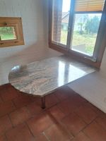 Marmortisch an Wand gebraucht