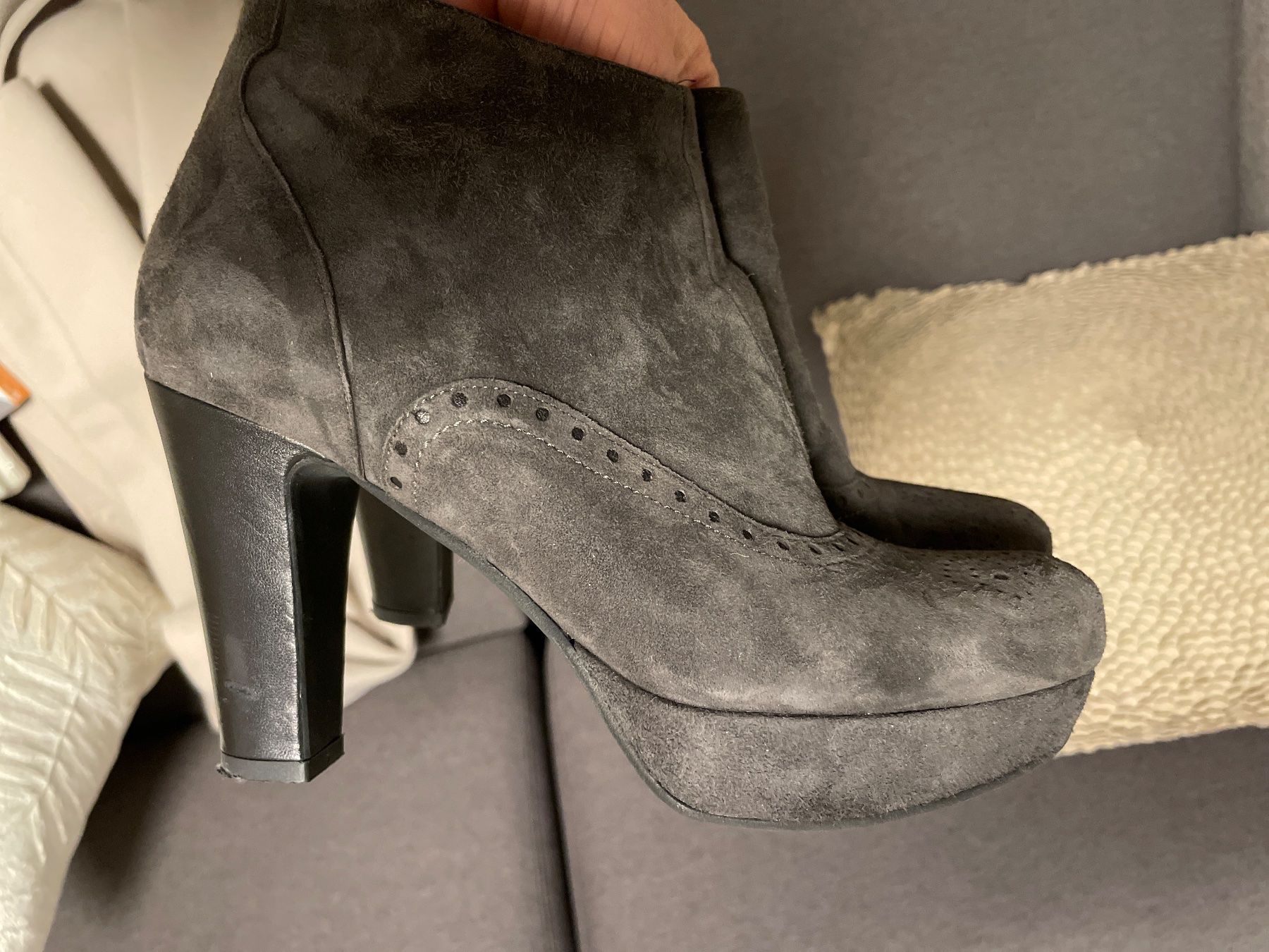 Scarpe da donna: Stiefelette Wildleder grau Les Venues Gr. 39 – Usato da Birsfelden venduto da Nic21