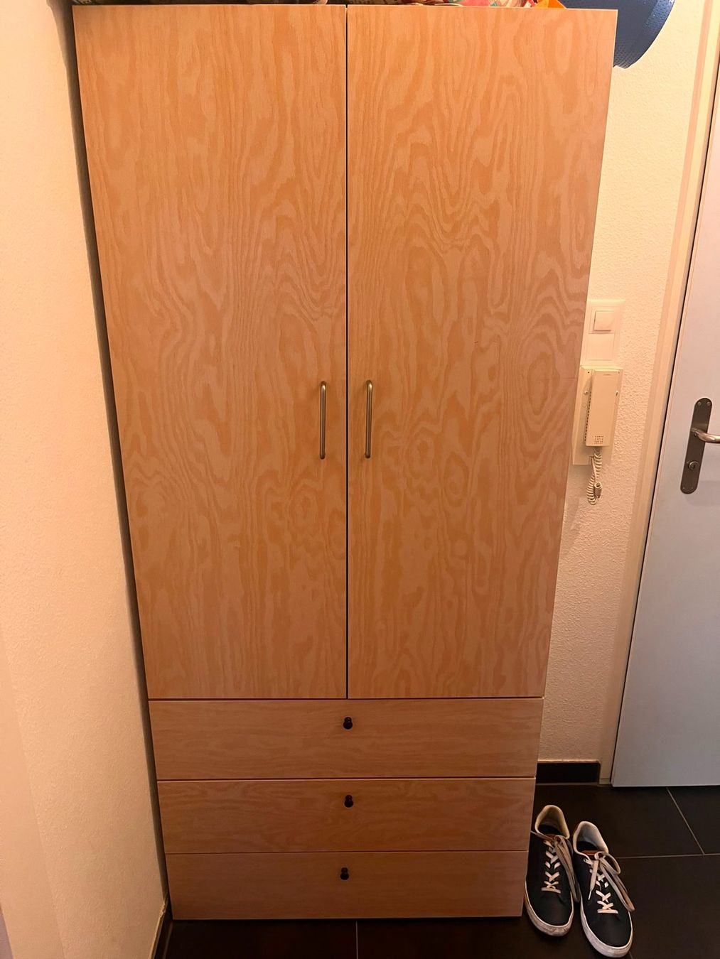 Schränke: Einfacher Schrank – Gebraucht aus Basel von Yanus1234