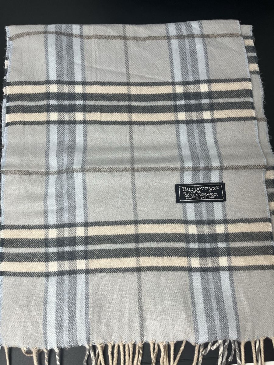 Burberry Foulards & écharpes: Echarpe Burberry authentique bleu clair monogramme  – Neuf (Voir description) à Les Avanchets par ldn.shop 2