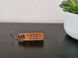 Audi Holz-Schlüsselanhänger mit Kunstlederdetail