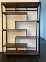 Schönes Regal mit mehreren Ebenen (Holz/Metall)