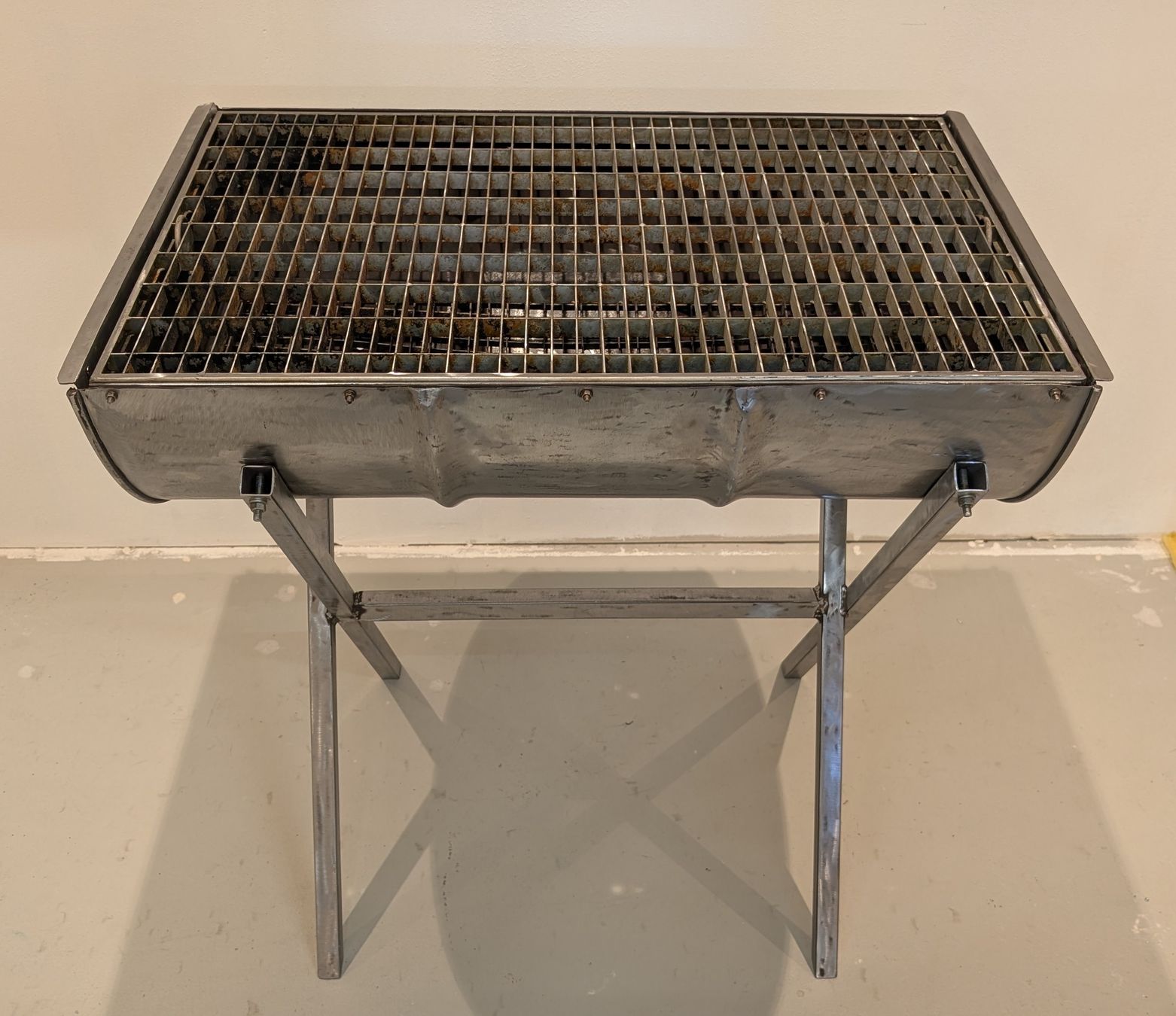 Griglie: Grosser Outdoor Holzkohle-Grill – Nuovo (secondo la descrizione) da Volketswil venduto da mar_c5pv