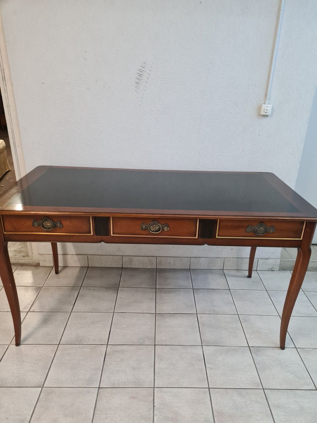 Schreibtische: Bureau VIII la vitre dessu et endommager – Gebraucht aus Monthey von 187-zeroo 2