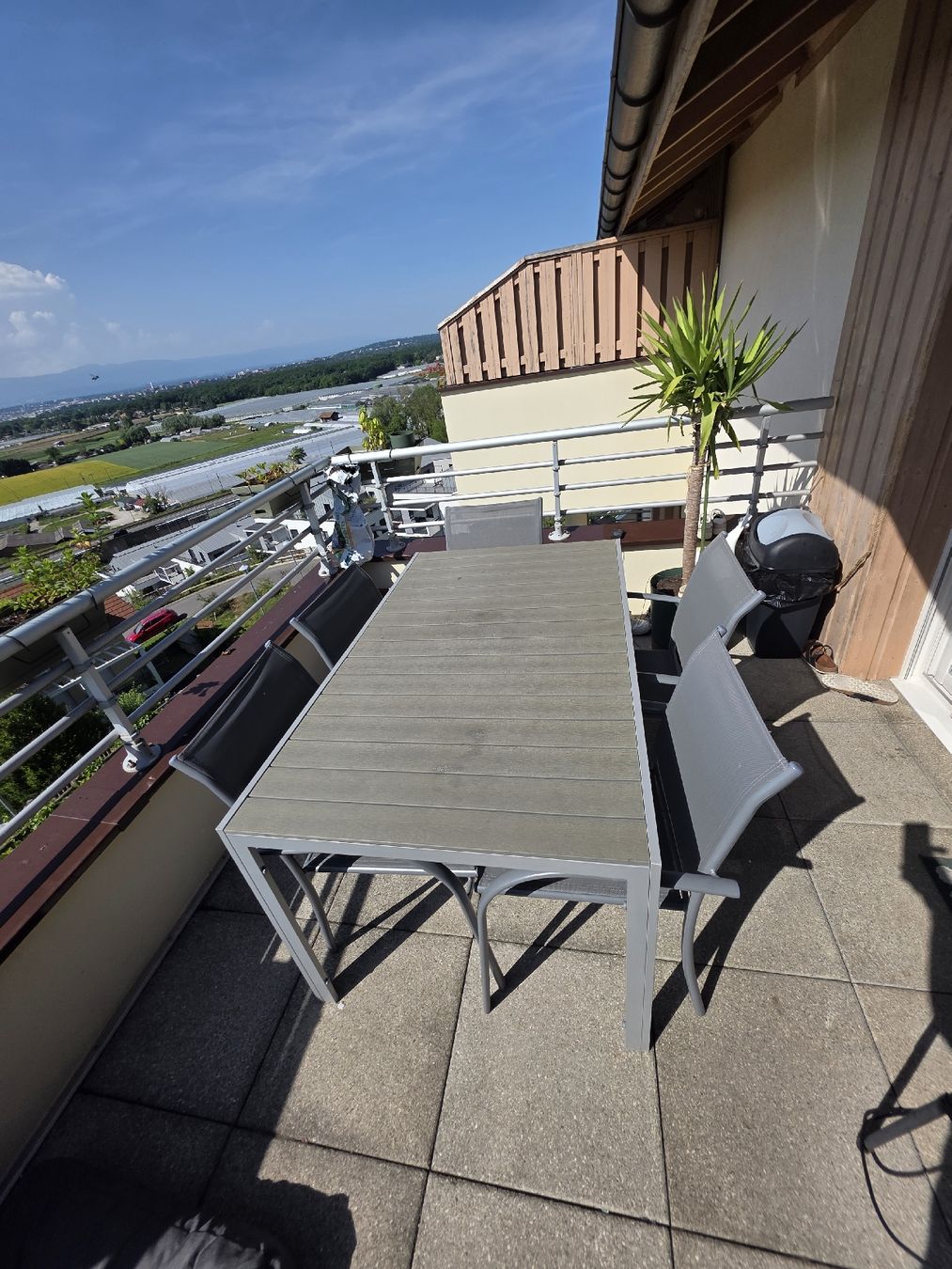 Set de table et chaises: Table et 5 chaises – D'occasion à La Croix-de-Rozon par son_5qc6 1