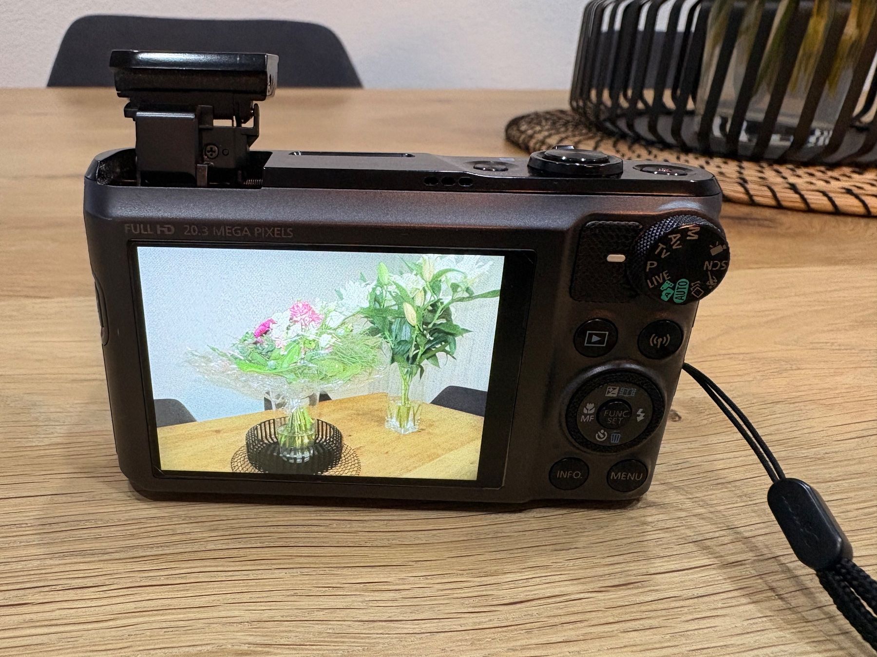 Canon Fotocamera: Canon Powershot SX720 HS  Kompaktkamera – Usato da Lausen venduto da sen_jm7c 4