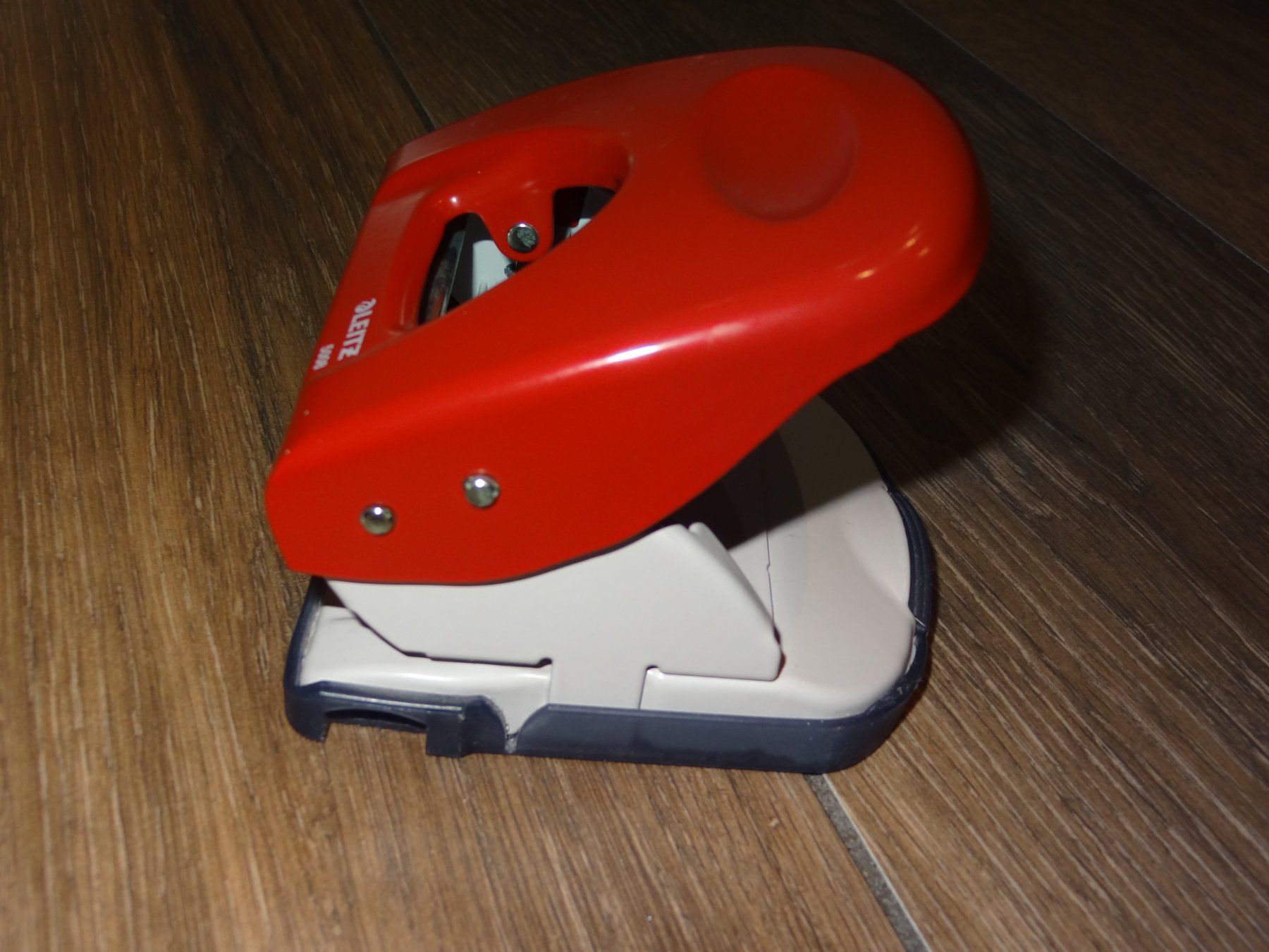 Leitz Tutti gli attrezzi: Perforatrice Leitz 5008 réglable rouge – Usato da Satigny venduto da salvatore73 5