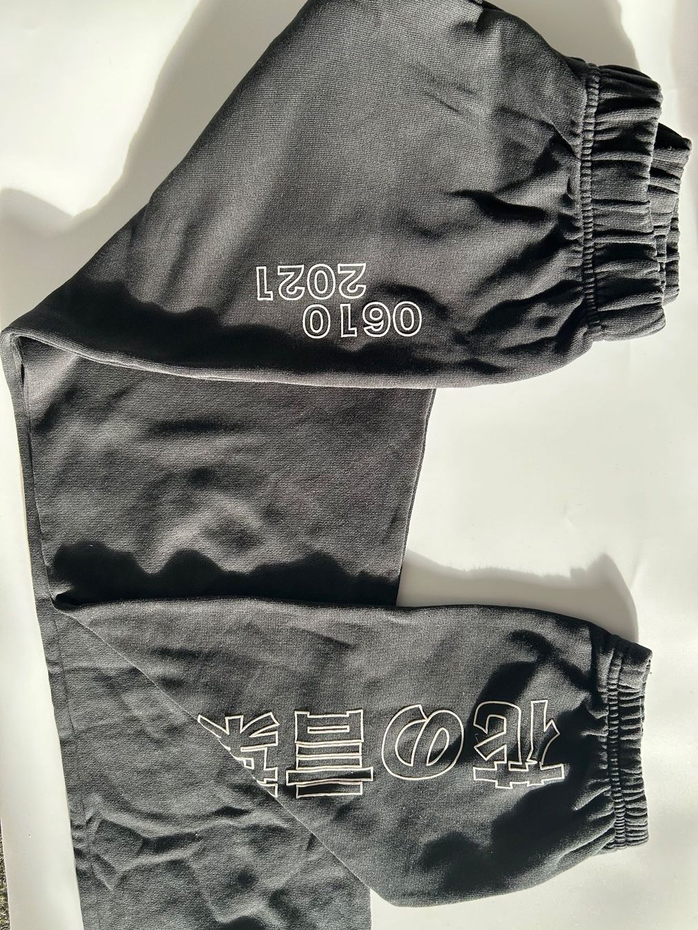 Pantaloni: Trainerhose schwarz mit Print – Nuovo (secondo la descrizione) da Frauenfeld venduto da isa_9cy7 1