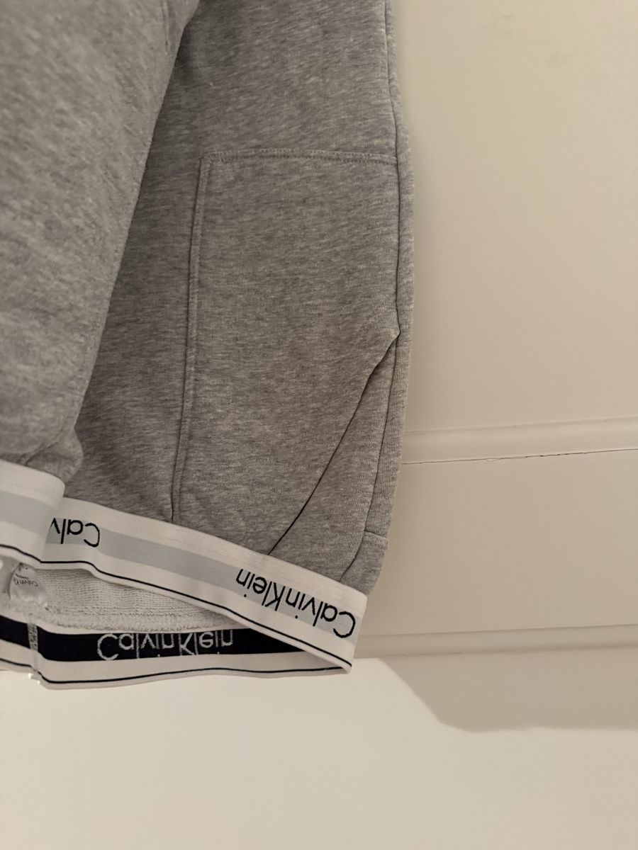 Calvin Klein Hosen: Calvin Klein Sweatpants Grey – Gebraucht aus Zürich von mha_mx9n 1