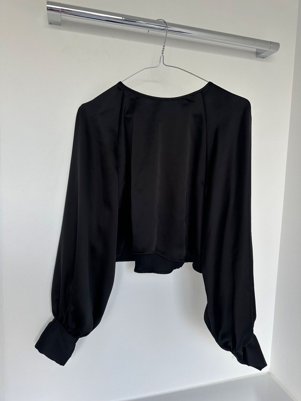 H&M Tops: H&M schwarze Bluse Satin Gr. S – Gebraucht aus Triesen von ann_6mxb