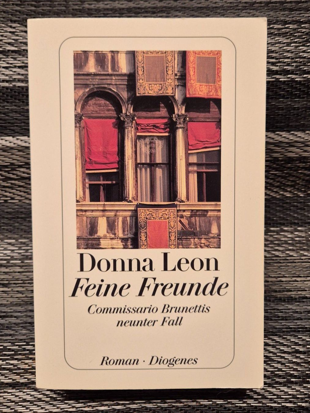 Bücher: Donna Leon: "Feine Freunde" – Gebraucht aus Rüttenen von Mushorn
