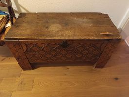 Coffre ancien en bois massif sculpté
