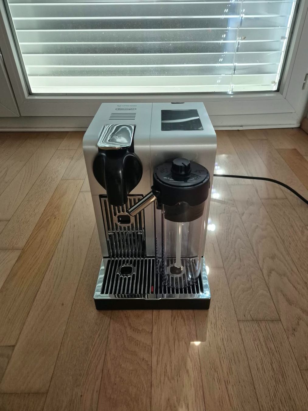 Macchine per caffè & Macchine per espresso: Nespresso DELONGHI Lattissima Pro – Usato da Herisau venduto da Frenchy.