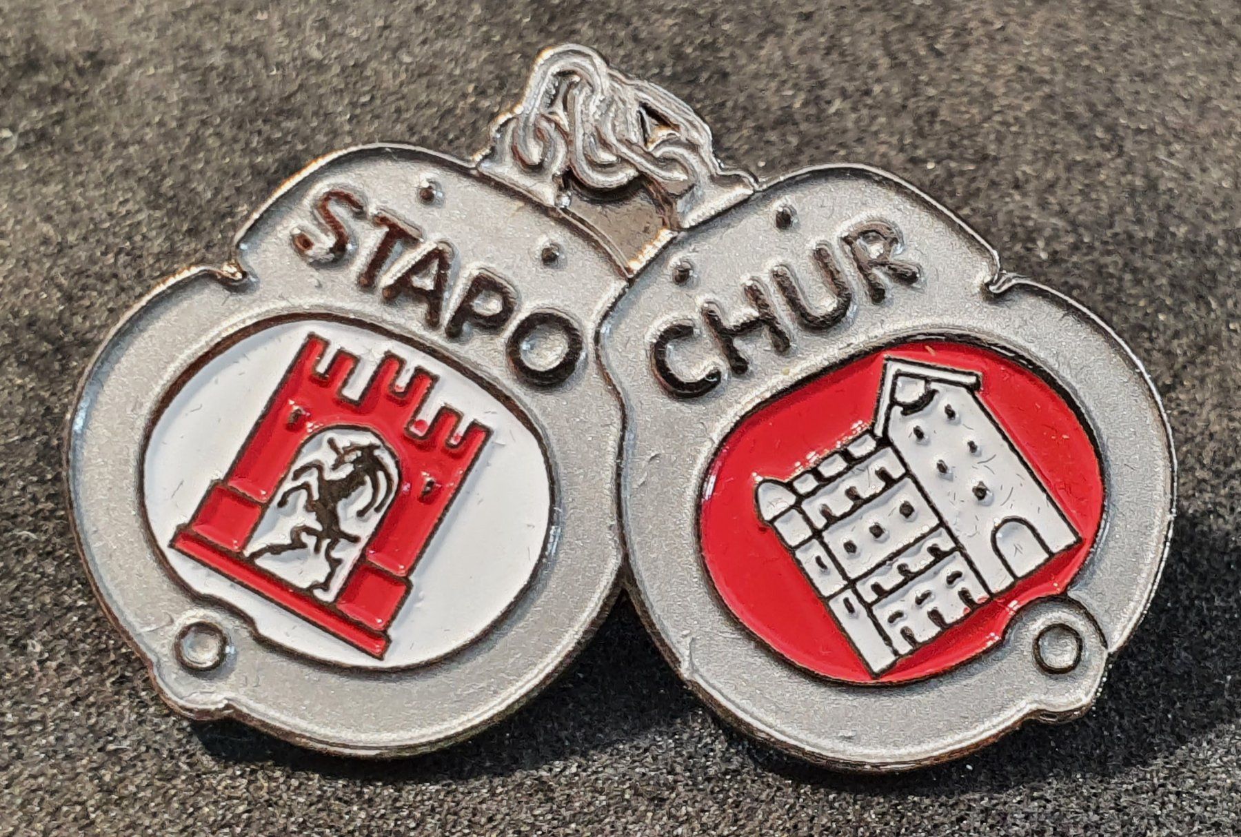 Placchette & Badge: T897 - Pin Stadtpolizei STAPO Chur Handschellen – Usato da Reinach BL venduto da Boston-Verkauf