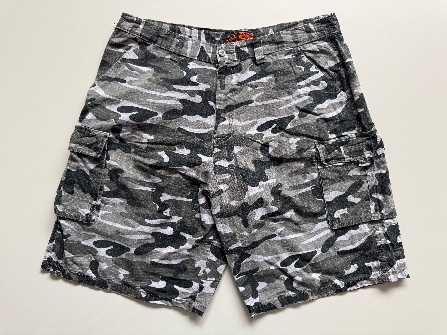 Pantaloni: Canyon Guide Cargo camo hose pants w38 bermuda 6 pockets – Usato da Neuchâtel venduto da _Easy_to_Find_