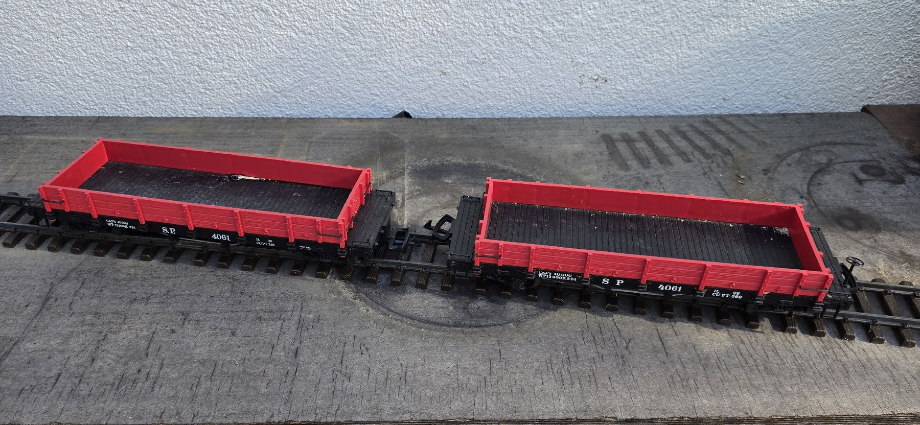 Modellini di ferrovie: Zwei rote Güterwagen Spur G – Usato da Breitenbach venduto da gnieserli