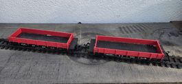 Zwei rote Güterwagen Spur G