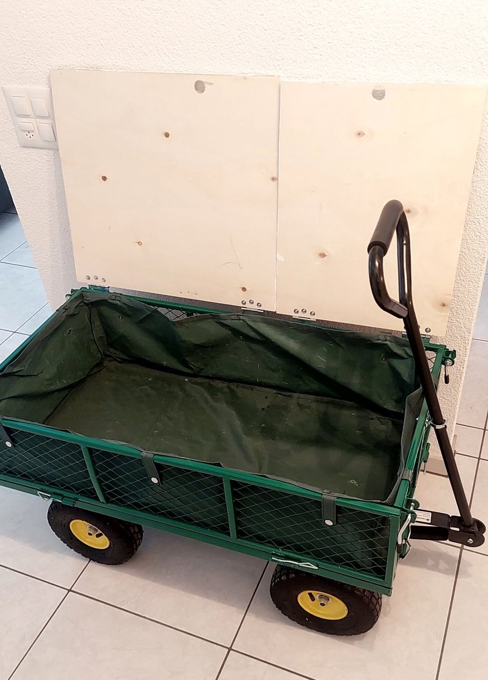Anhänger: Robuster Handwagen mit Klappfunktion & Deckel – Gebraucht aus Aesch BL von  2