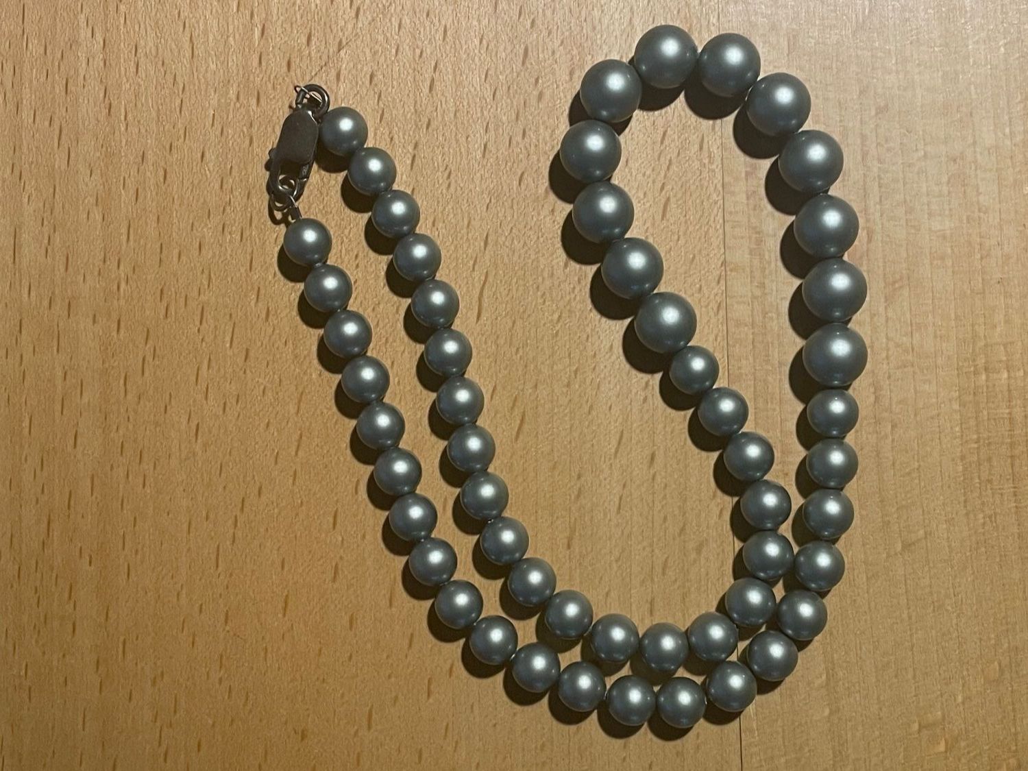 Ketten: Elegante Halskette, grün-graue Perlen – Gebraucht aus Uster von jelk 2