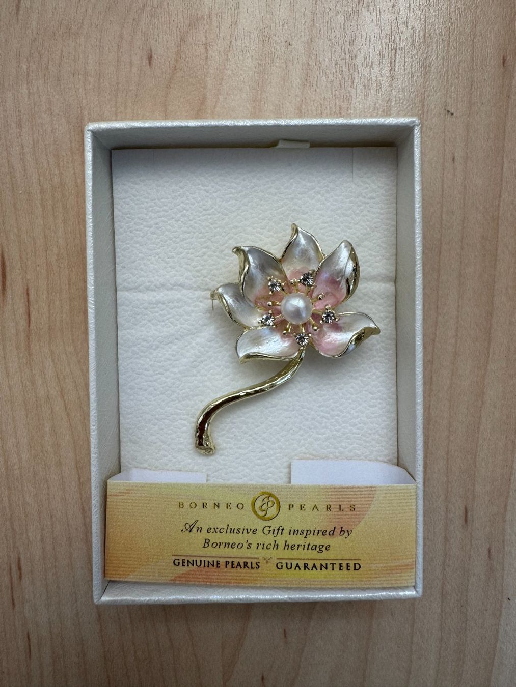 Spille & Fermagli: Broche en forme de fleur avec véritable perle - neuve – Nuovo e nell'imballaggio originale da Denens venduto da sar_5wlm 1