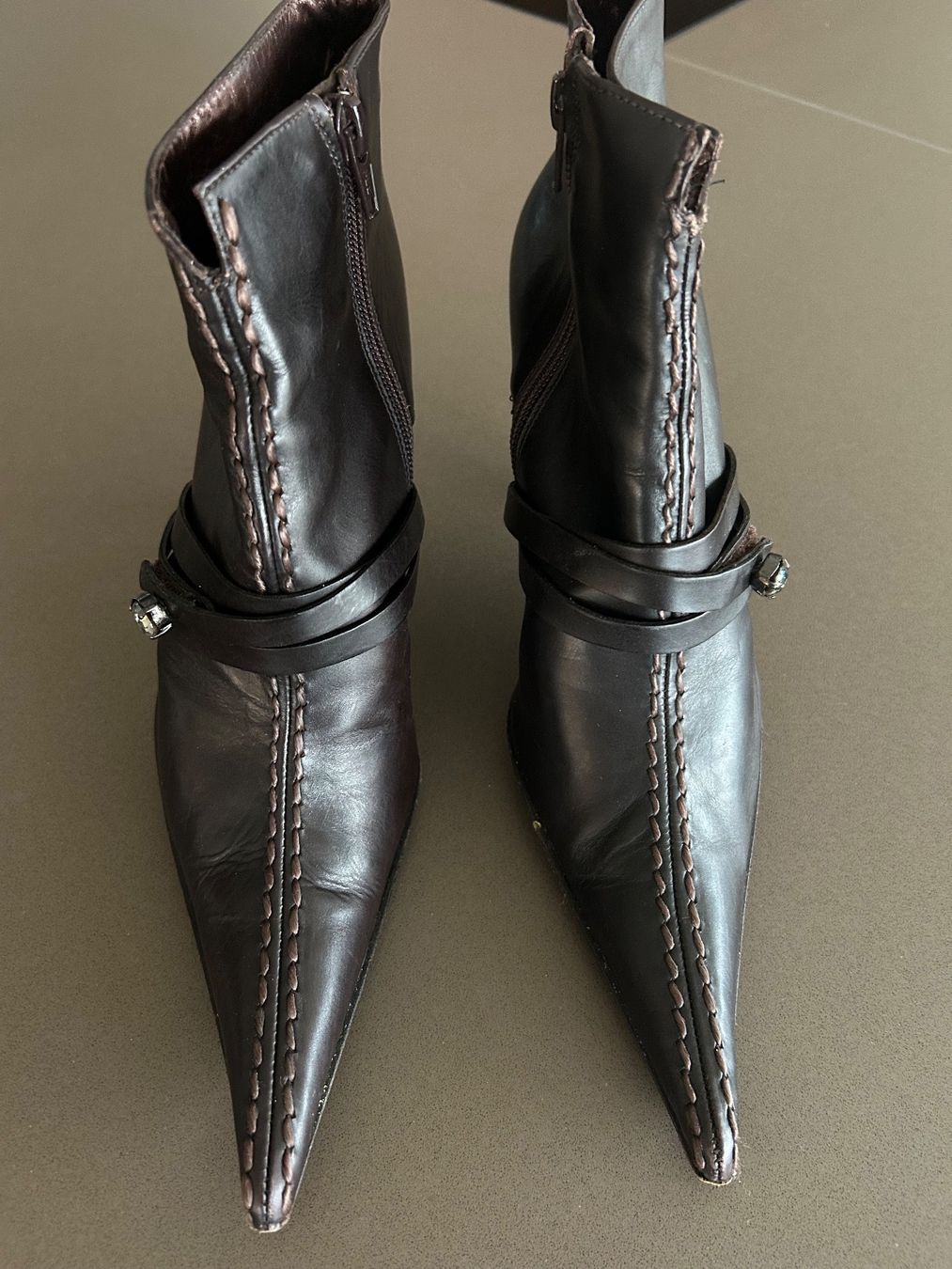 Navyboot Scarpe da donna: dunkelbraune Stiefelette von NAVYBOOT – Usato da Kilchberg ZH venduto da Anie.