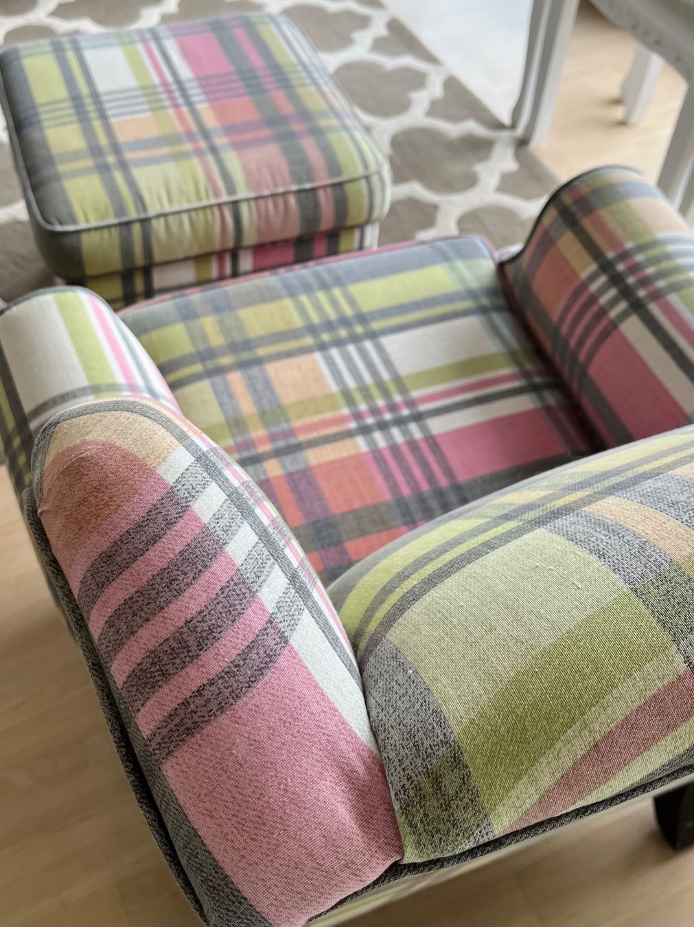 Pfister Poltrone: Sessel mit Hocker – Usato da Edlibach venduto da Lowin 1
