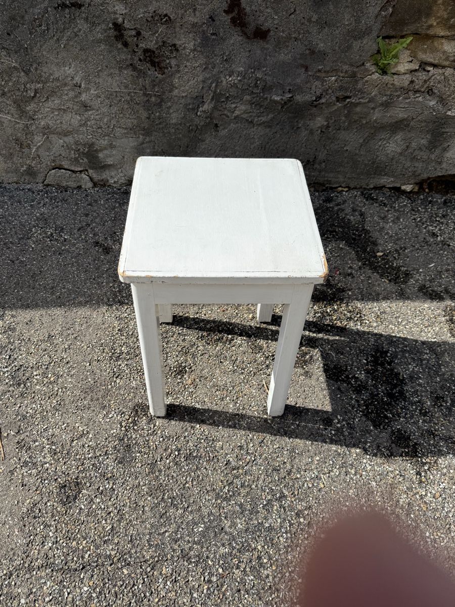 Tabourets: Petit tabouret blanc bois état usagé – D'occasion à la Chaux-de-Fonds par Ssuissse.ch
