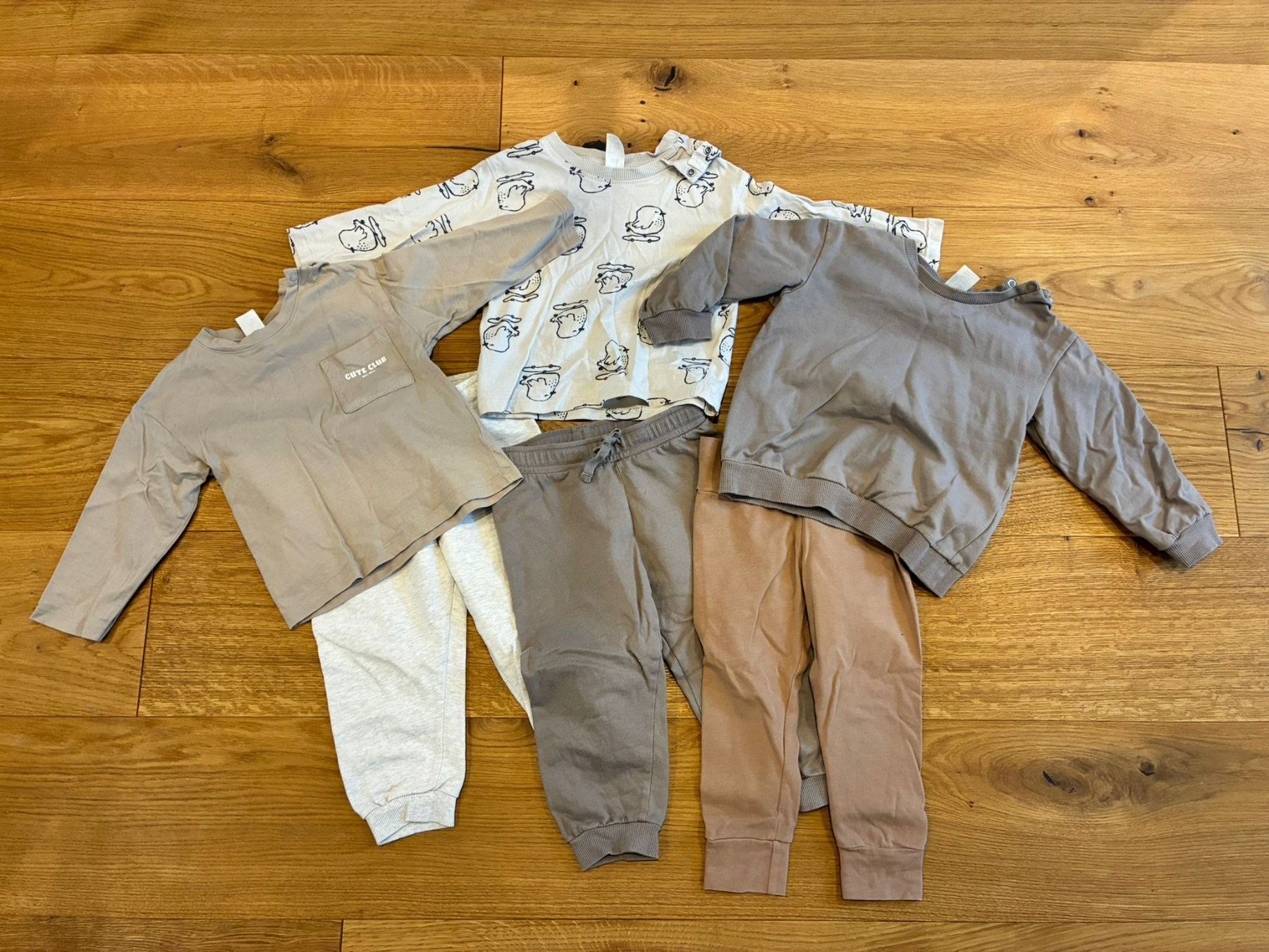H&M Lotti & Set di vestiti: H&M Kleiderbundle Jungen Gr. 12-18 Monate – Usato da Frick venduto da chgiger147