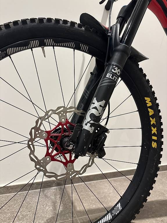YT Velos: YT Capra carbon Enduro E13/Fox 36/ Ergon – Gebraucht aus Rüschlikon von Dbloemhof 4