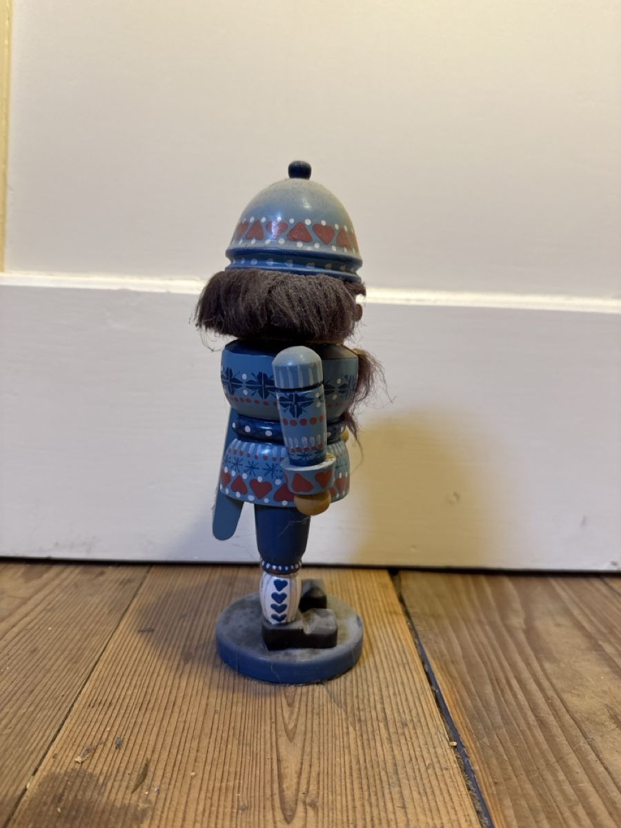 Statuette: Nussknacker Holz blau bemalt mit Herzmuster  – Usato da Luzern venduto da Laendi 1