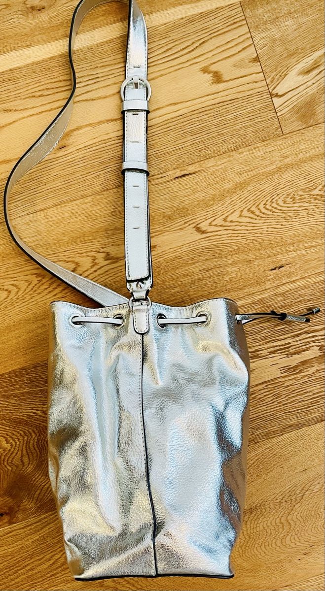 Guess Borse da donna: Guess Beuteltasche in Silber – Nuovo (secondo la descrizione) da Stansstad venduto da alexandra171080 1
