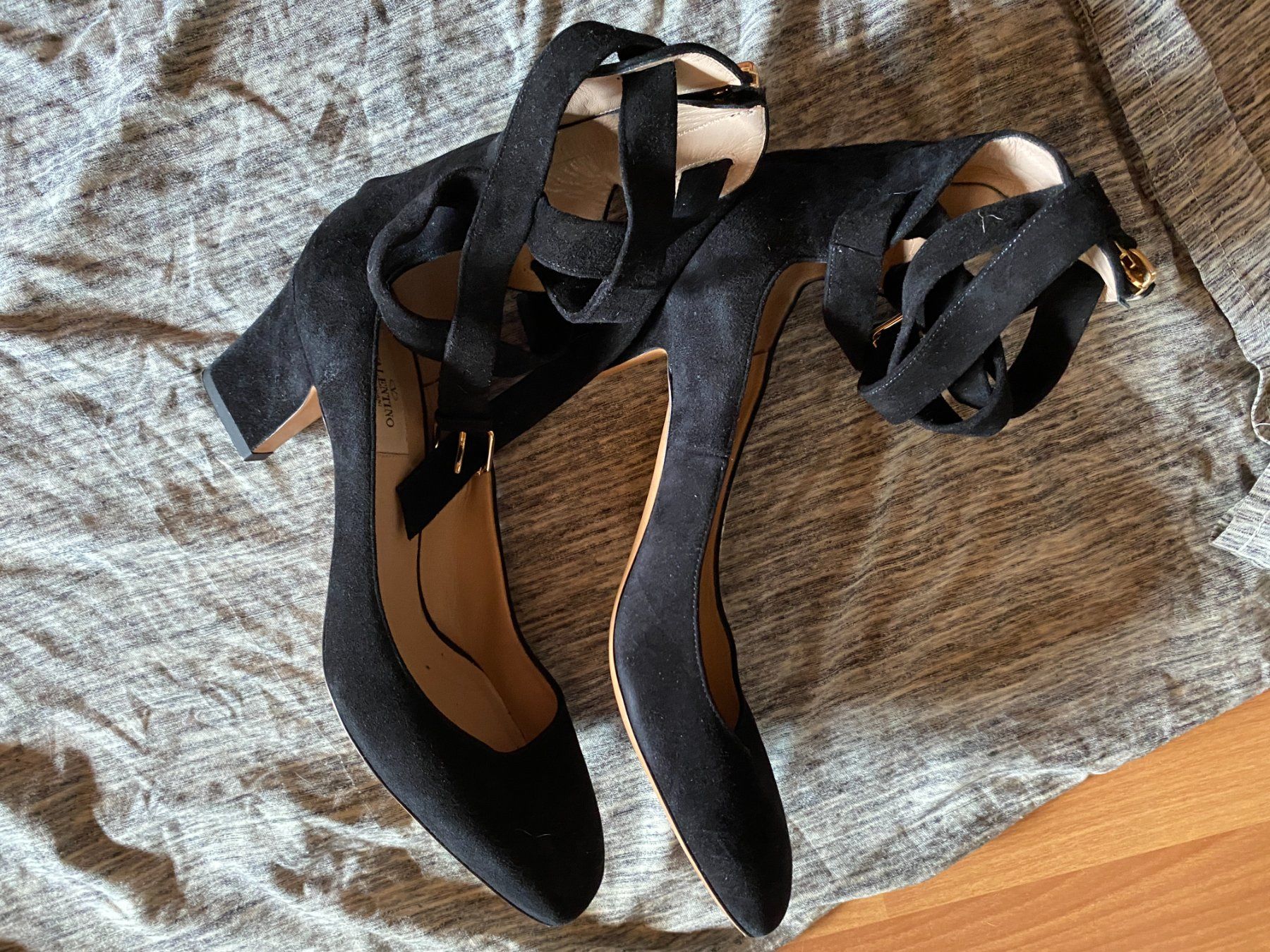 Valentino Chaussures femmes: Escarpins Valentino suede noir taille 41 – D'occasion à Saviese par cyr_6rkk 1