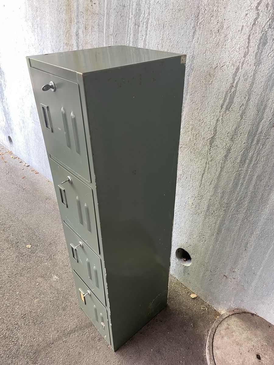 Porte manteau: Metallschrank/Garderobe 4 Fächer gebraucht – D'occasion à Bern par coca-cola12 1