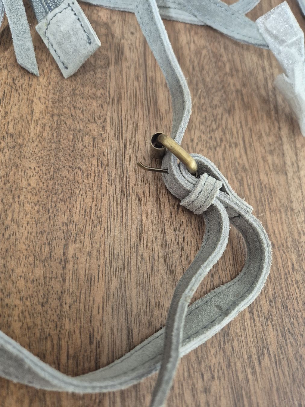 Taschen für Damen: Tasche mit Fransen bb style grau Wildleder neu – Neu und originalverpackt aus Steffisburg von Mallekobold 3