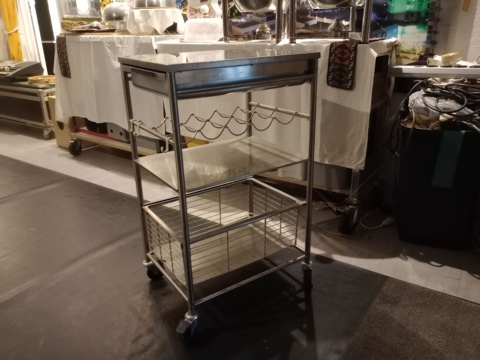 Servierwagen: Edelstahl Servierwagen mit Schublade – Gebraucht aus zürich von sotherbies 1