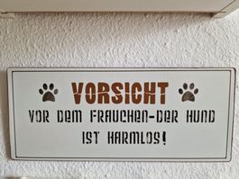 Schild - Vorsicht vor dem Frauchen - Der Hund ist harmlos