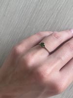 Ring aus silber mit grünem stein