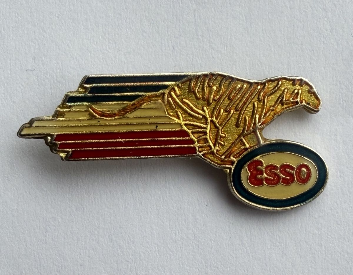 Esso Placchette & Badge: Esso Tiger Pin – Usato da Zürich venduto da Kue_Zuerich