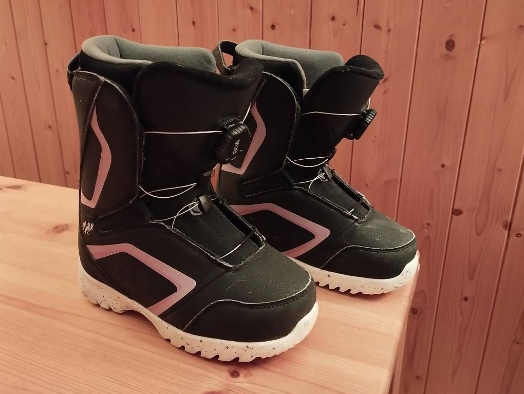 Snowboard Nitro Scarpe da uomo: Boots snowboard Nitro BOA 23.5 – Usato da Cudrefin venduto da Titanium01