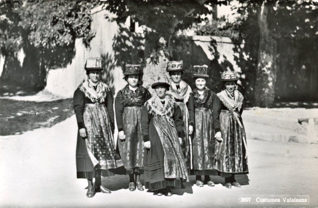 Ansichtskarten: Wallis   VS   -   Trachtenfrauen im Oberwallis – Gebraucht aus Brig von Valcards54