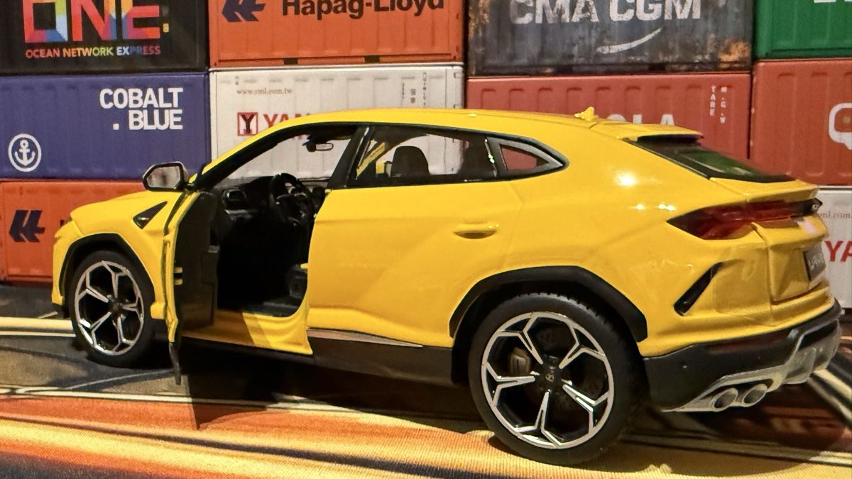Lamborghini Modellautos: Lamborghini Urus 1:18 – Gebraucht aus Basel von Zomeg 1